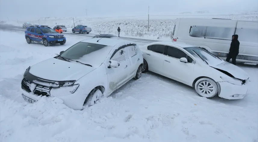Kars'ta 8 aracın karıştığı zincirleme trafik kazasında 1 kişi yaralandı