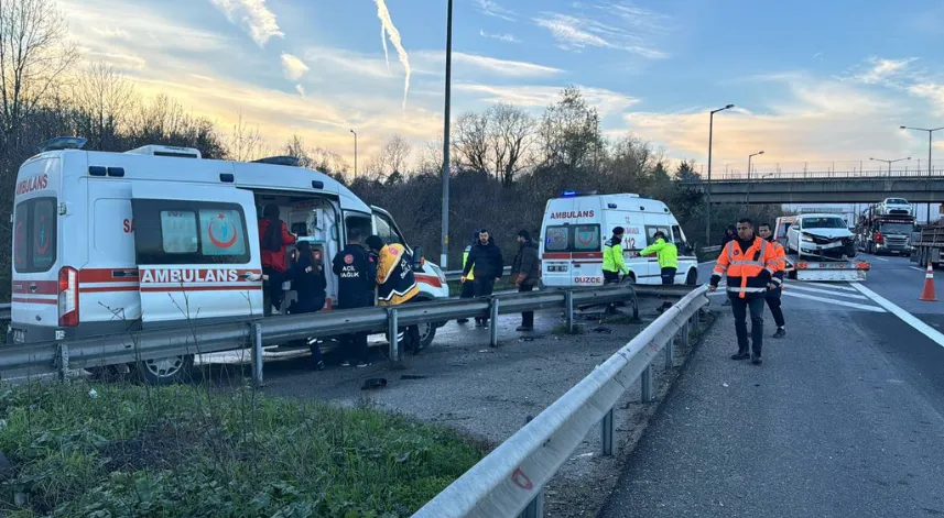Anadolu Otoyolu'nda bariyere çarpan otomobildeki 4 kişi yaralandı