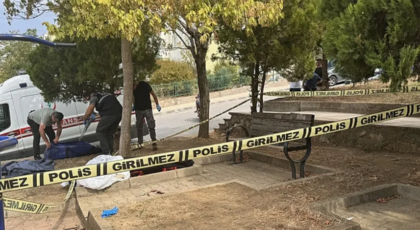 Parkta Bir Kişi Ölü Bulundu
