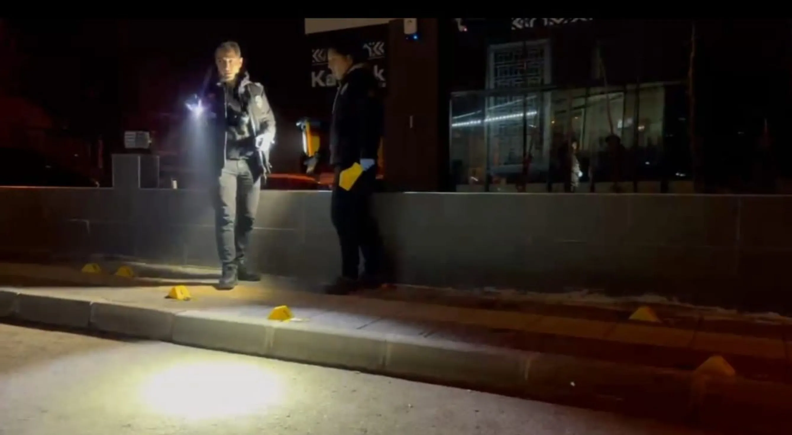 Çorum’da park halindeki otomobile silahla ateş edildi