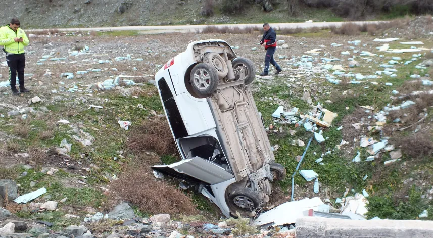 Turhal'da devrilen hafif ticari aracın sürücüsü yaralandı