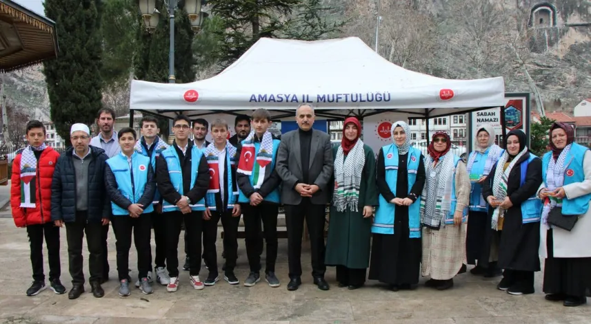 Gazze'deki ateşkes tatlı dağıtılarak kutlandı