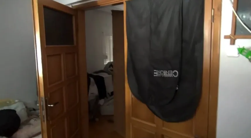 Gardıroptan açtığı gizli kapıyla yan daire geçti