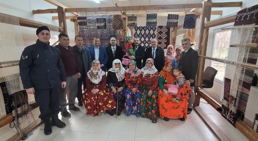 Vezirköprü Kaymakamı Kaya, yöresel el sanatları atölyesini inceledi