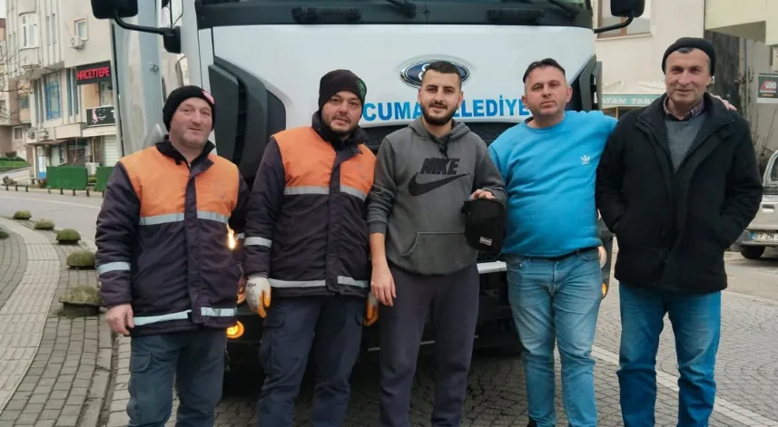 İçinde Para Ve Ziynet Eşyalarının Bulunan Çanta Sahibine Teslim Edildi