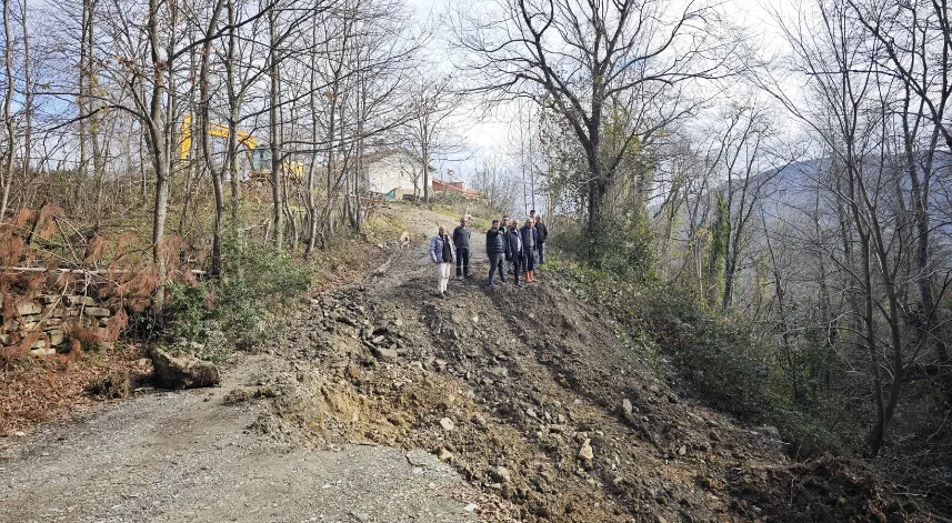 Samsun'da toprak kayması nedeniyle mahalle yolu ulaşıma kapandı