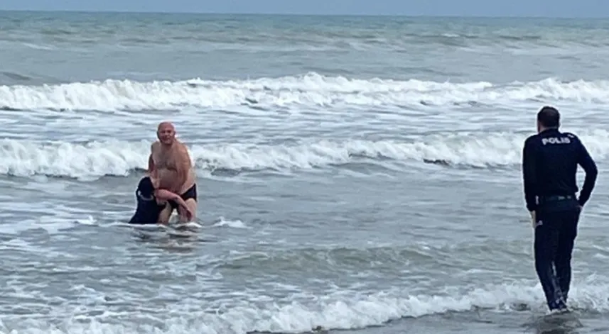   Denizde boğulma tehlikesi geçiren kadını polis memuru kurtardı