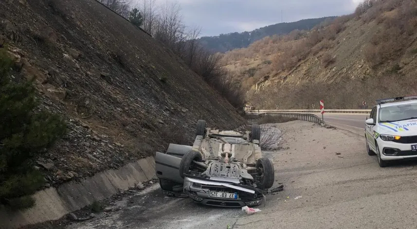 Su kanalına devrilen otomobilin sürücüsü yaralandı