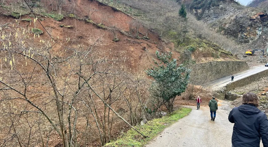 Trabzon'da mahalle yolunda heyelan