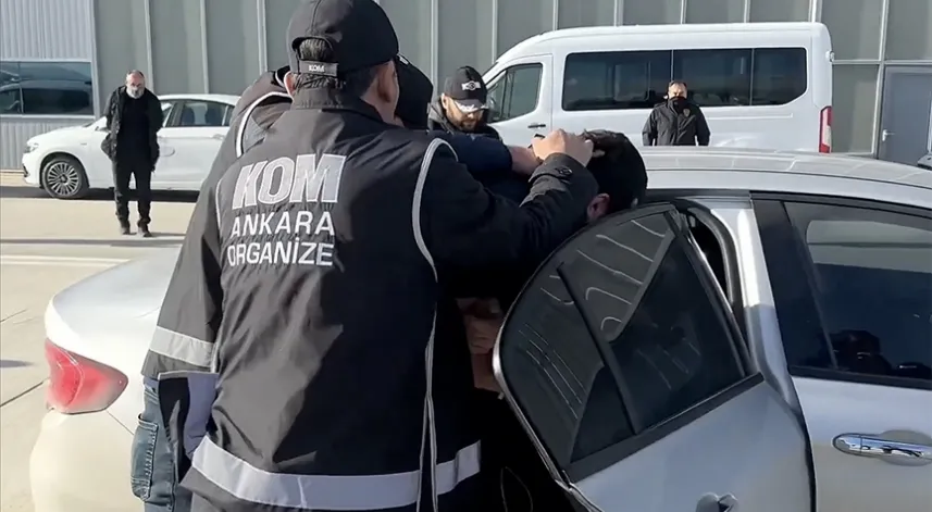 Kırmızı bültenle aranan suç örgütü elebaşı, Ermenistan'dan Türkiye'ye getirildi