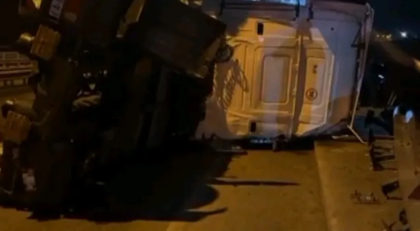 20 Tonluk tır köprüden düştü: 2 yaralı