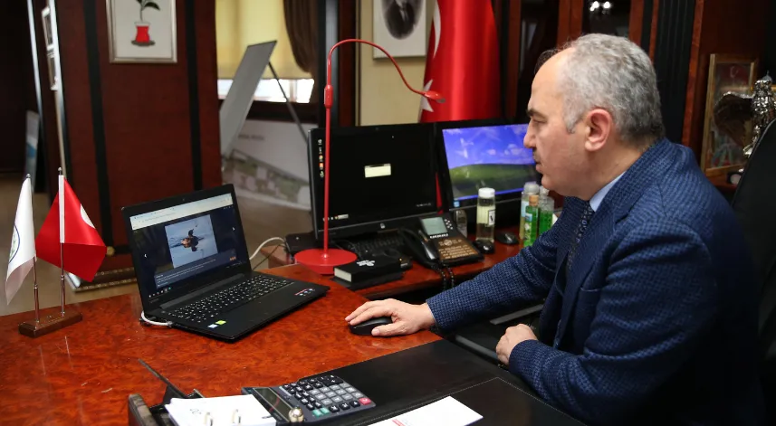 Rize Belediye Başkanı Metin yılın kareleri oylamasına katıldı