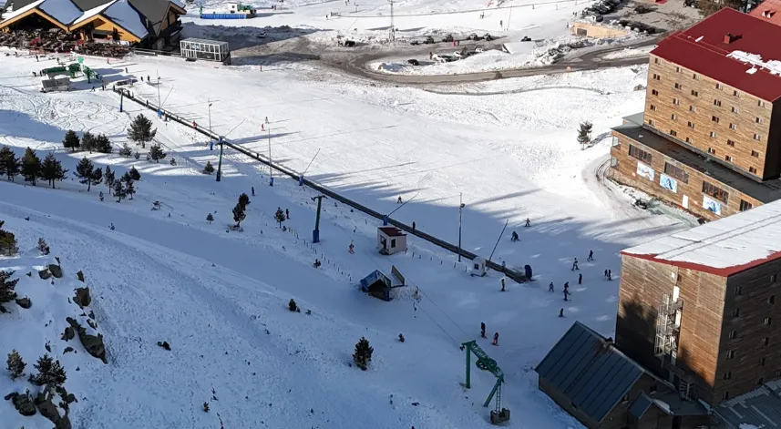 Günün en acı görüntüsü: 66 kişinin ölmesi kayak keyfine engel olmadı