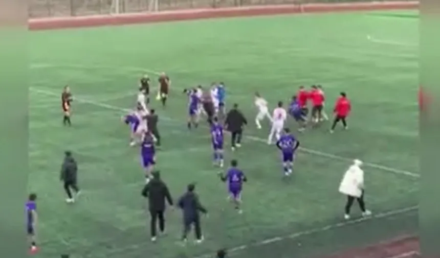 Futbol maçında bitiş düdüğüyle kavga çıktı