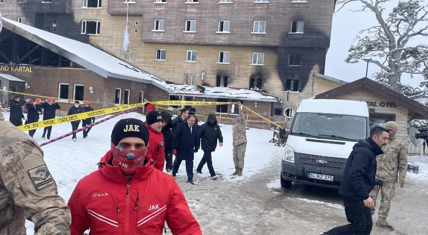 Başsavcı Cansever ve beraberindeki heyet, yanan Grand Kartal Otel'de inceleme yaptı