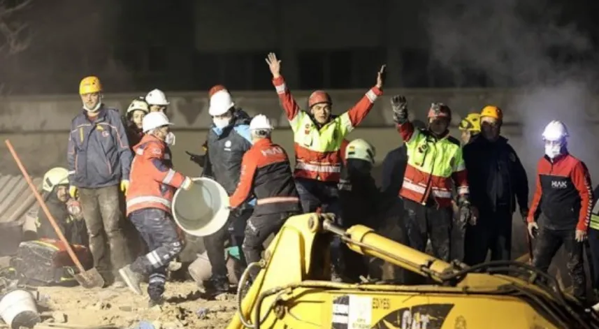 Konya'da çöken binanın enkazındaki arama kurtarma faaliyetleri sürüyor