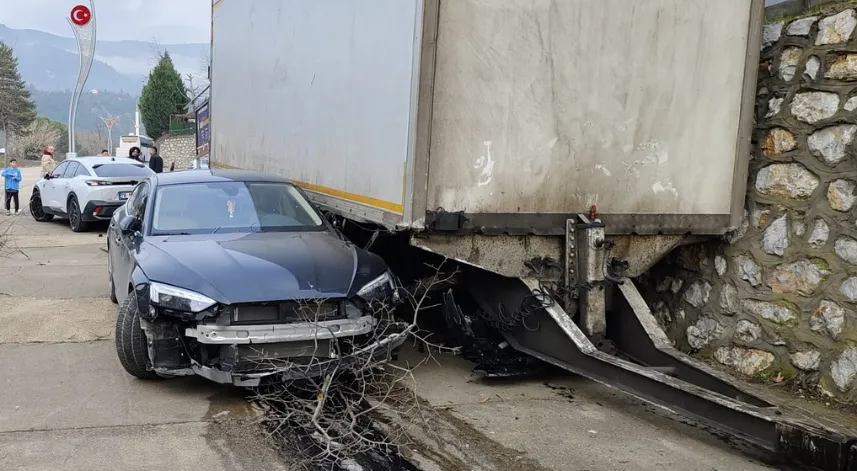 Kamyondan ayrılan römork park halindeki 2 otomobile çarptı