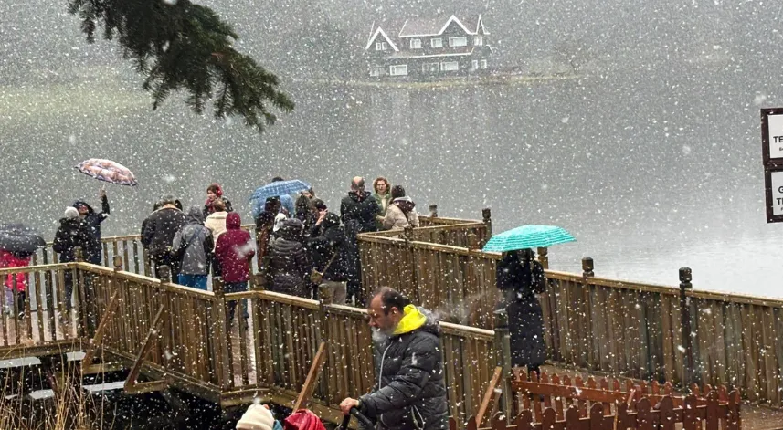 Gölcük Tabiat Parkı'nda kar yağışı etkili oluyor