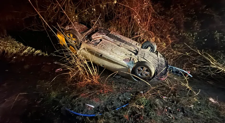 Bolu Dağı'nın Düzce kesiminde otomobil boş su kanalına devrildi