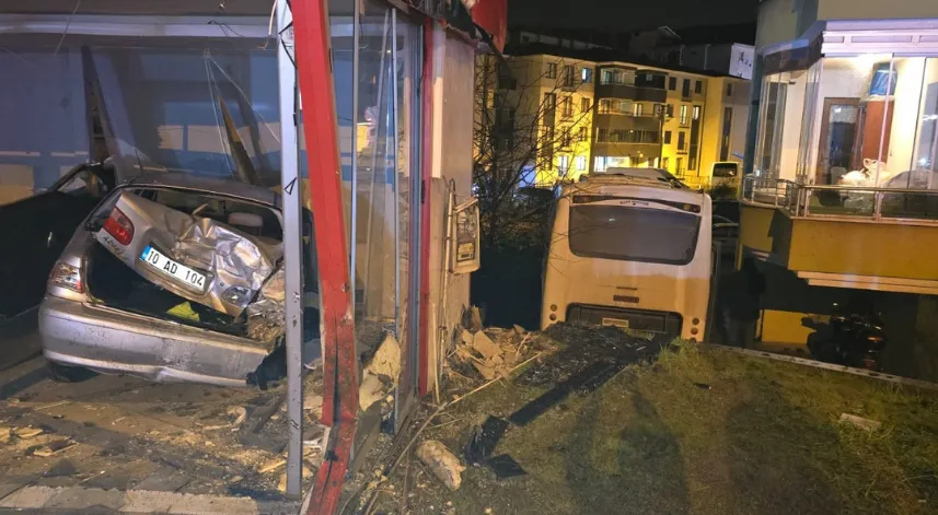 Freni boşalan midibüs park halindeki araçlara çarpıp apartman boşluğuna düştü