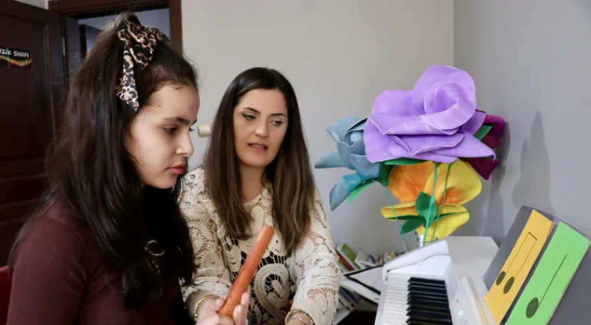 Otizmli Hira renklerle piyano çalmayı öğrendi