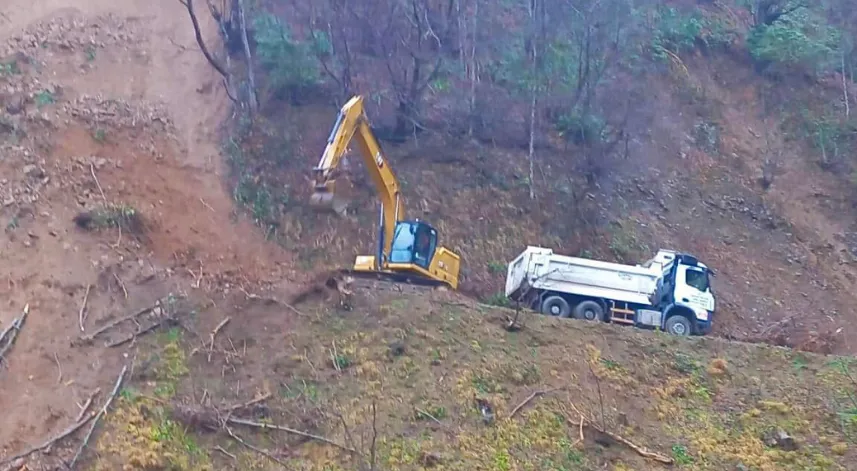 Giresun'da heyelan nedeniyle köy yolu ulaşıma kapandı