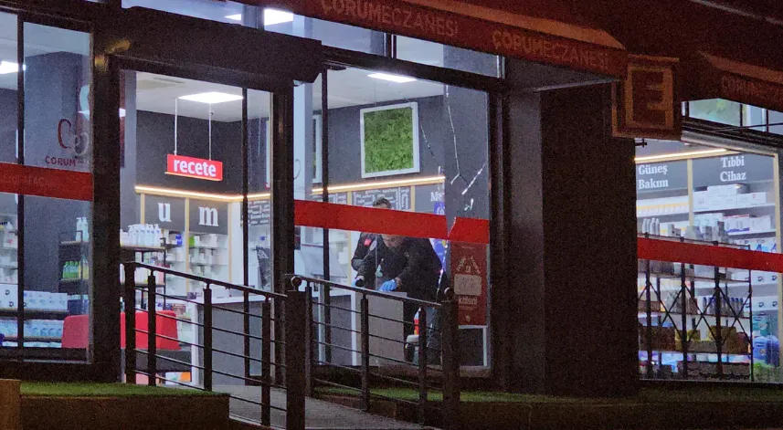  Para karşılığı eczaneye taşla saldırdığı iddia edilen 2 kişi yakalandı