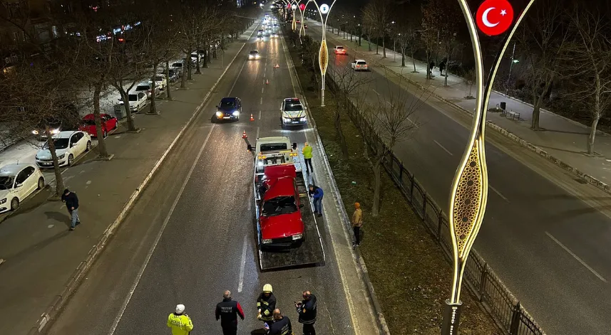 Kontrolden çıkan otomobil üst geçide çarptı: 4 yaralı