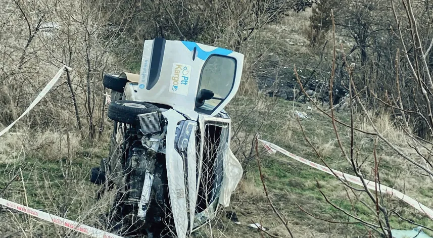PTT kargo aracı şarampole uçtu: 1 yaralı