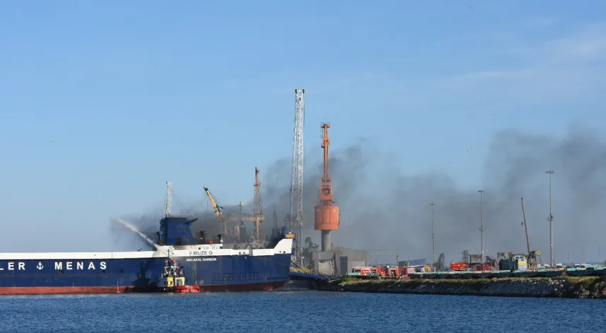  Samsun Limanı'nda bulunan gemide çıkan yangına müdahale ediliyor