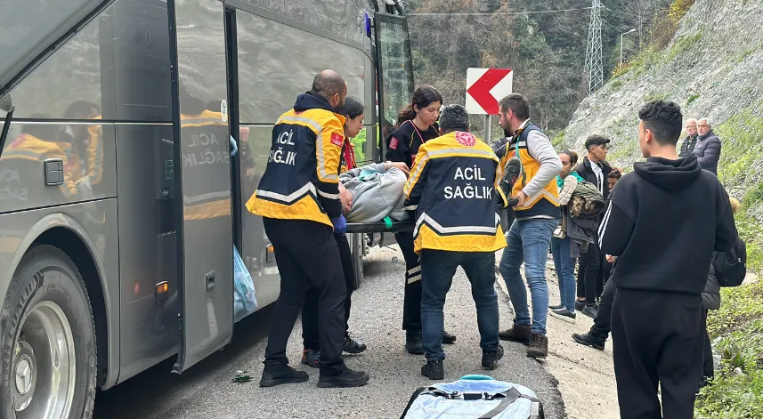 Tünel duvarına çarpan yolcu otobüsündeki 3 kişi yaralandı