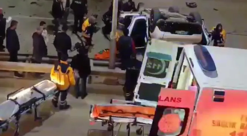 Otomobil alt geçide uçtu: 2 yaral