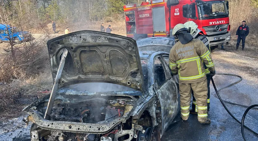 Karabük'te seyir halindeki otomobil yandı