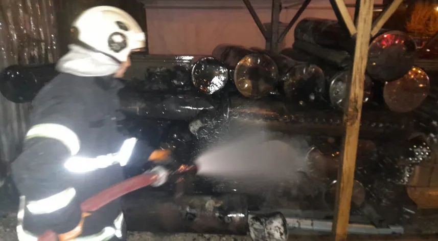 Vezirköprü'de bir depoda çıkan yangın söndürüldü