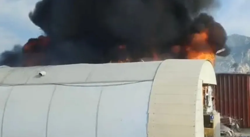  Konteyner kentte yangın: 4 konteyner yandı