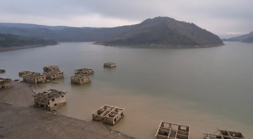 Suyun azalmasıyla baraj havzasında ortaya çıkan yapılar havadan görüntülendi