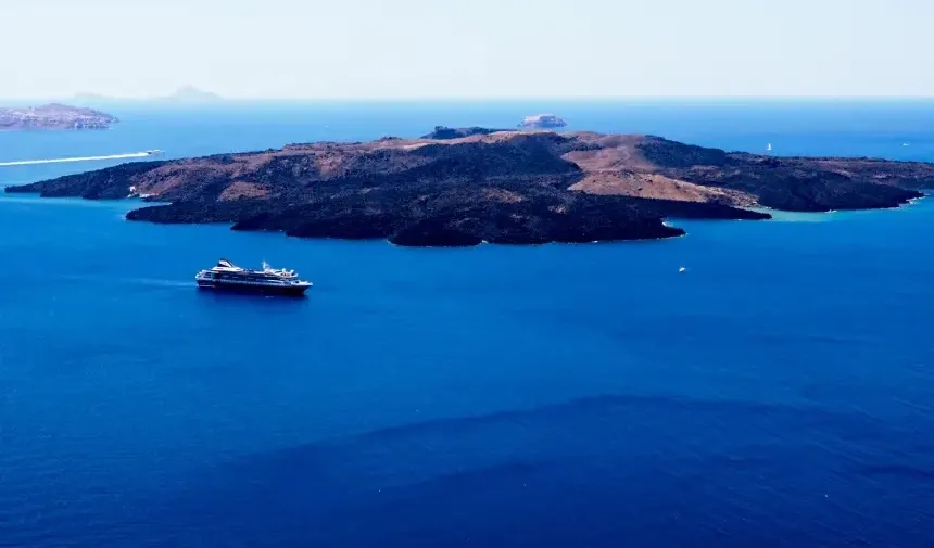 Art arda depremlerle sallanan Santorini Adası’nı 9 binden fazla kişi terk etti