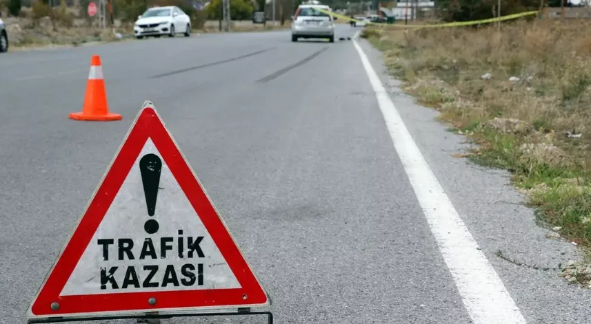  Tıra çarpan araçtaki anne ve kızı öldü, baba ve oğlu yaralandı