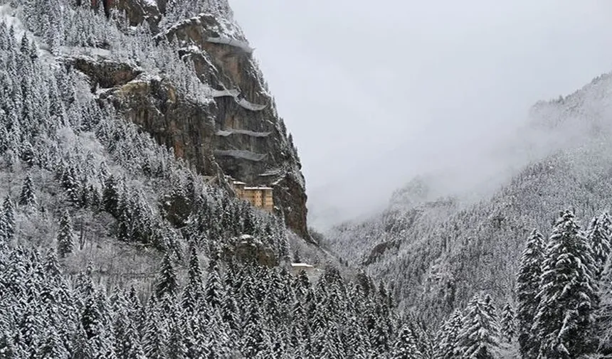 Sümela Manastırı ve Altındere Vadisi beyaz örtüsüyle görüntülendi