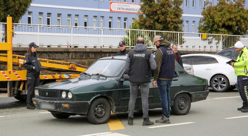 Rize'de emniyet ekipleri okul önü ve çevrelerinde denetimler yaptı