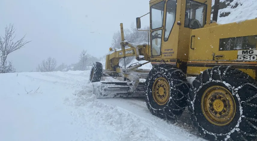  Kapanan köy yolu cenaze için açıldı