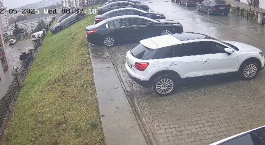 Fren yerine gaza bastı, otomobil site bahçesine uçtu;