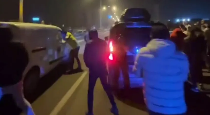 Trafiğe açık yolda yarış yaptılar