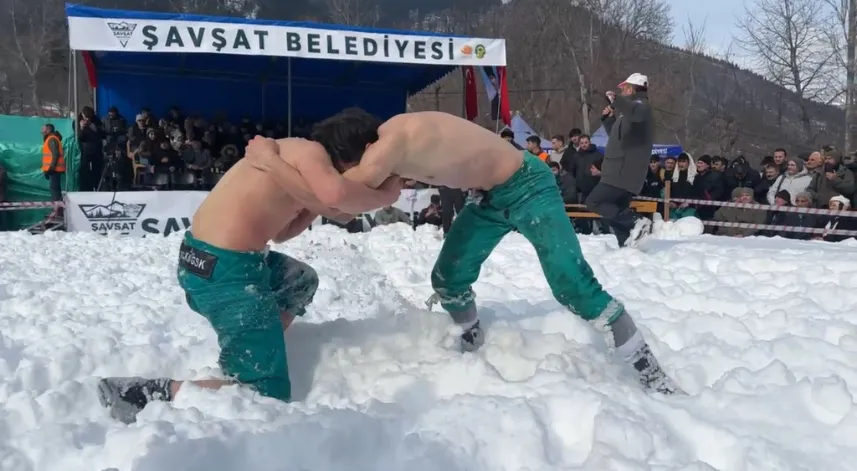Artvin'de kar üstünde karakucak güreşleri yapıldı