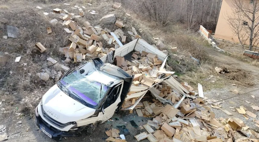 Bal yüklü kamyonet evin bahçesine uçtu