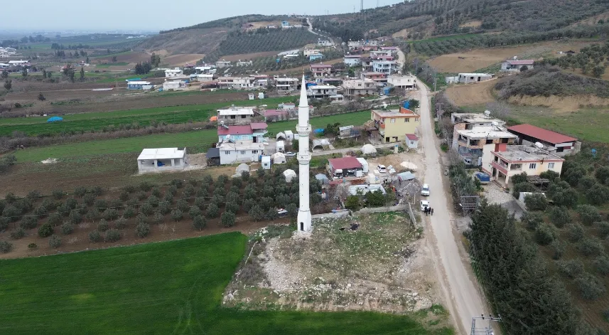 Depremin yıktığı mahallede camiler minaresiz, minareler camisiz kaldı