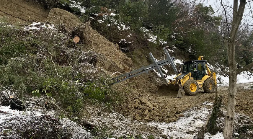 Toprak kayması sonucu kapanan köy yolu ulaşıma açıldı