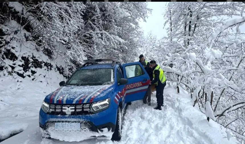 Kar yağışı nedeniyle hastaneye gidemeyen vatandaş için jandarma devreye girdi