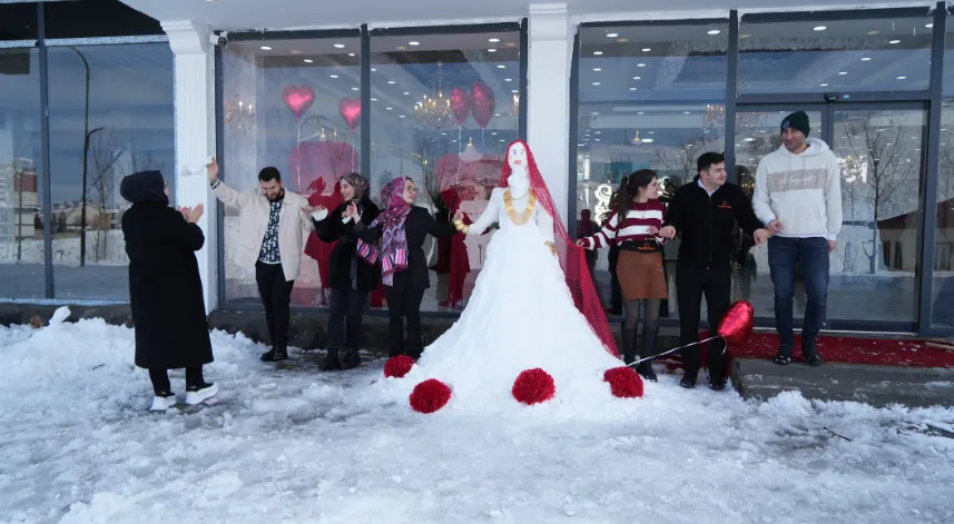 Kardan Gelin'e 1 milyon liralık altın taktılar