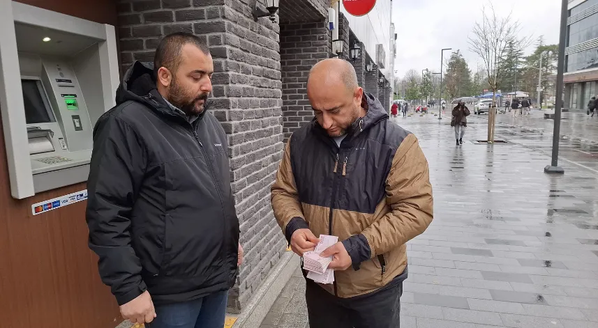 Hesabına yanlışlıkla gelen paranın sahibini bulup teslim etti